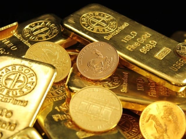 Gold Prices Decline in Local Markets as Silver Holds at Record High, Highlighting Diverging Precious Metal Trends