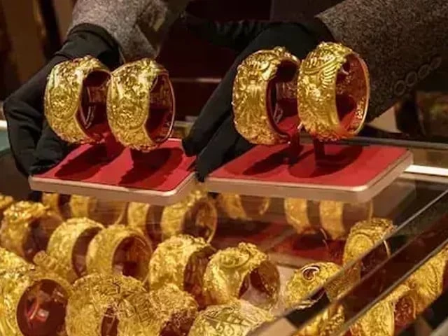 Gold Prices Drop Rs2,400 per Tola as International Markets Retreat