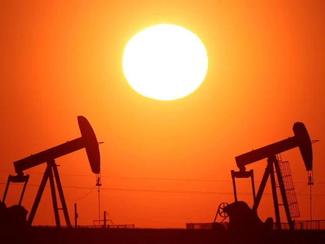 Oil Prices Ease as Mediators Propose US-Iran Ceasefire, Yet Supply Risks Persist